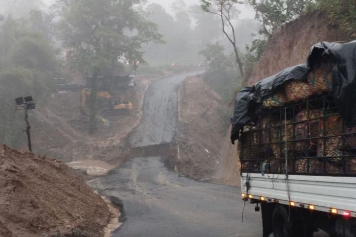 Socavamiento en la ruta Cito Zarco Socavamiento registrado en el paso provisional de la ruta Cito Zarco. Foto La Hora: Noticias Milenium Reu