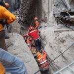 El deslizamiento de una pared de tierra en una construcción en al zona 14 dejó como saldo un trabajador fallecido y otro herido. Foto La Hora: BM