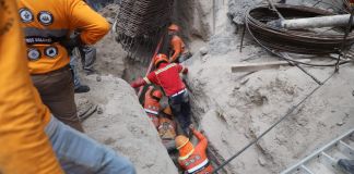 El deslizamiento de una pared de tierra en una construcción en al zona 14 dejó como saldo un trabajador fallecido y otro herido. Foto La Hora: BM