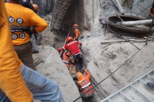 Trabajadores de construcción en zona 14 quedan soterrados; búsqueda continúa