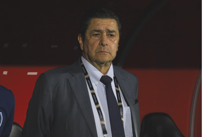 Federación de Futbol desmiente salida de Tena de la selección nacional por problemas médicos.