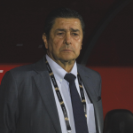 Federación de Futbol desmiente salida de Tena de la selección nacional por problemas médicos.