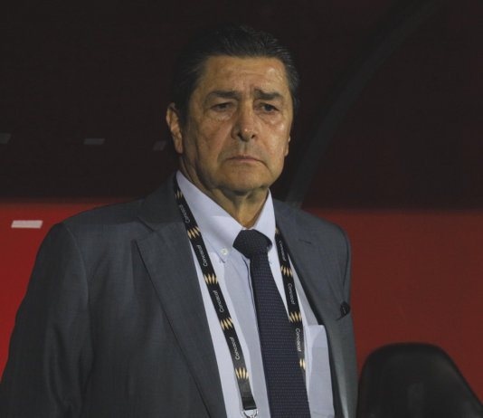 Federación de Futbol desmiente salida de Tena de la selección nacional por problemas médicos.