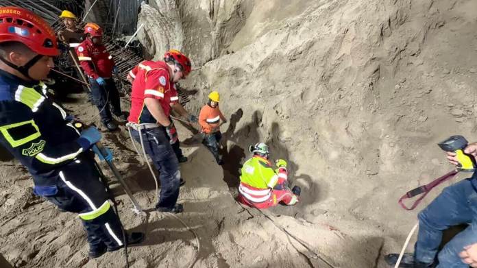 Los Bomberos Municipales hallaron otros dos cuerpos soterrados en la obra que colapsó parcialmente en zona 14, sumando un total de tres víctimas mortales. F