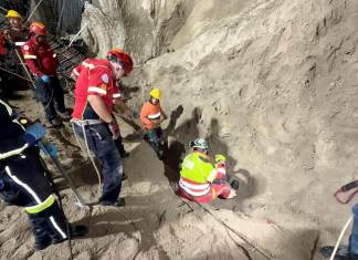 Los Bomberos Municipales hallaron otros dos cuerpos soterrados en la obra que colapsó parcialmente en zona 14, sumando un total de tres víctimas mortales. F