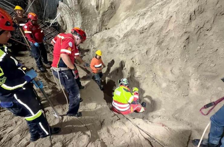 Los Bomberos Municipales hallaron otros dos cuerpos soterrados en la obra que colapsó parcialmente en zona 14, sumando un total de tres víctimas mortales. F