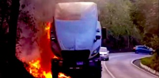 Un veículo de transporte pesado se incendia en la ruta que comunica con Villa Nueva y Amatitlán. Foto: Amilcar Montejo