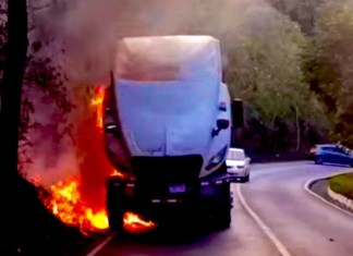 Un veículo de transporte pesado se incendia en la ruta que comunica con Villa Nueva y Amatitlán. Foto: Amilcar Montejo