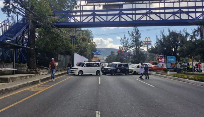 El bloqueo de los taxistas se realizó en ambas vías del kilómetro 15 de la Calzada Roosevelt, lo que complicó la circulación vial. Foto La Hora: Tránsito Mixco