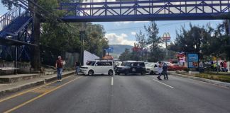 El bloqueo de los taxistas se realizó en ambas vías del kilómetro 15 de la Calzada Roosevelt, lo que complicó la circulación vial. Foto La Hora: Tránsito Mixco