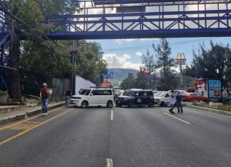El bloqueo de los taxistas se realizó en ambas vías del kilómetro 15 de la Calzada Roosevelt, lo que complicó la circulación vial. Foto La Hora: Tránsito Mixco