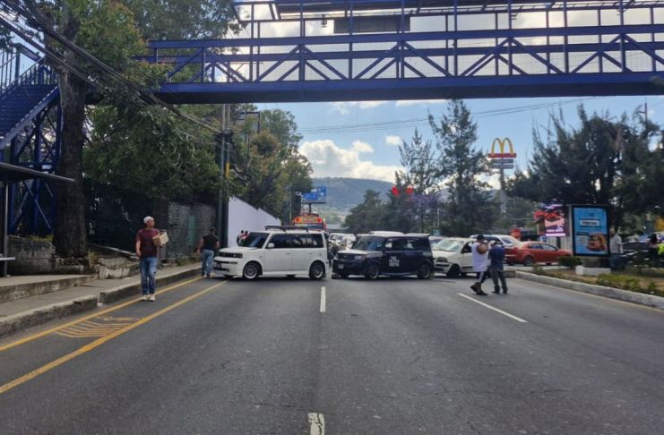 Tras bloqueo, Neto Bran promete permisos y perdona multas a taxistas no autorizados El bloqueo de los taxistas se realizó en ambas vías del kilómetro 15 de la Calzada Roosevelt, lo que complicó la circulación vial. Foto La Hora: Tránsito Mixco