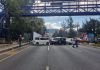 El bloqueo de los taxistas se realizó en ambas vías del kilómetro 15 de la Calzada Roosevelt, lo que complicó la circulación vial. Foto La Hora: Tránsito Mixco