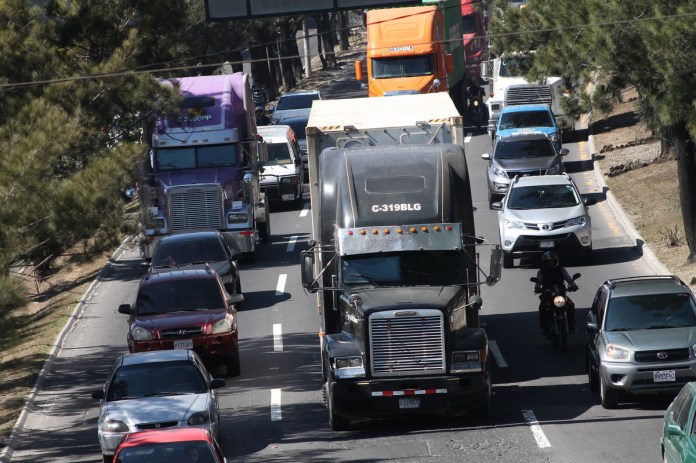 Transporte-pesado Oficializan restricciones de paso para transporte pesado durante Semana Santa 2026.