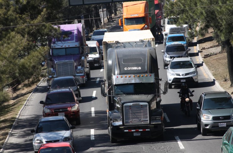 Oficializan restricciones de paso para transporte pesado durante Semana Santa 2026.