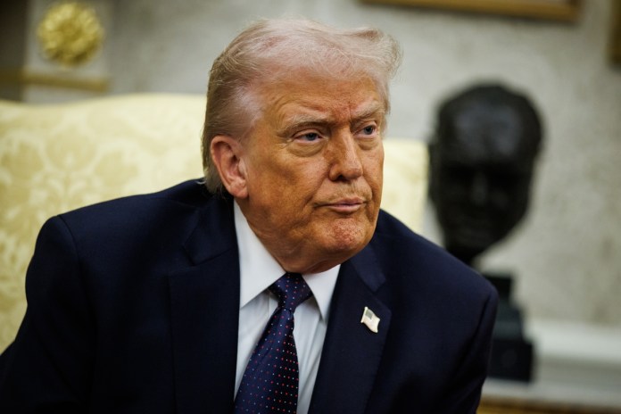 Trump anuncia respaldo a navieras ante riesgo en ruta clave del petróleo mundial.