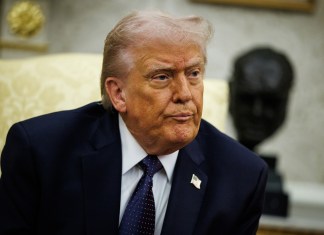 Trump anuncia respaldo a navieras ante riesgo en ruta clave del petróleo mundial.