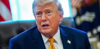 El presidente de Estados Unidos, Donald Trump, afirmó este lunes que sería "un gran honor" para él "tomar Cuba".