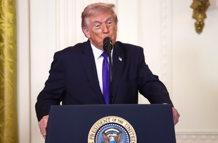 Trump pide a aliados intervenir en el estrecho de Ormuz o adquirir crudo estadounidense.