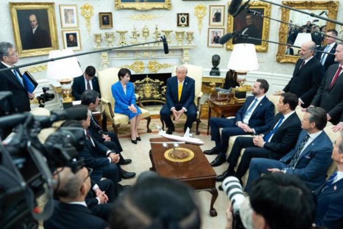 El presidente de Estados Unidos, Donald Trump, durante una cumbre con la primera ministra de Japón, Sanae Takaichi. Foto: La Hora/ EFE
