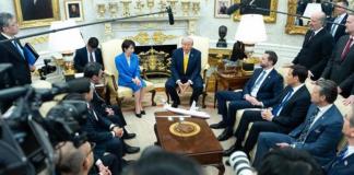 El presidente de Estados Unidos, Donald Trump, durante una cumbre con la primera ministra de Japón, Sanae Takaichi. Foto: La Hora/ EFE