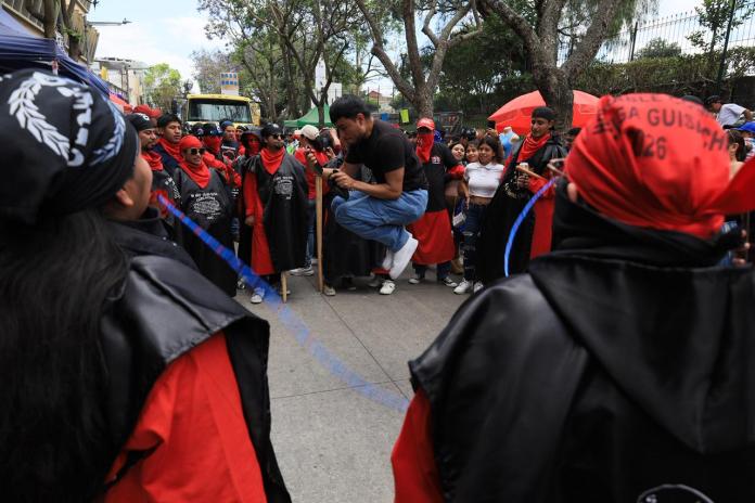 La Huelga de Dolores es una tradicional manifestación estudiantil universitaria en Guatemala, celebrada el Viernes de Dolores antes de Semana Santa. Fundada en 1898, es una protesta burlesca ("Desfile Bufo") que utiliza sátira, carrozas y la canción "La Chalana" para criticar a gobiernos y denunciar injusticias sociales, siendo declarada Patrimonio Cultural Intangible de la Nación. 