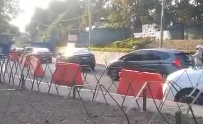 Los estudiantes universitarios se ubican en el ingreso del campus central solicitando aportes económicos para los preparativos de la Huelga de Dolores. Foto La Hora: captura de pantalla/A. Montejo