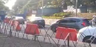 Los estudiantes universitarios se ubican en el ingreso del campus central solicitando aportes económicos para los preparativos de la Huelga de Dolores. Foto La Hora: captura de pantalla/A. Montejo