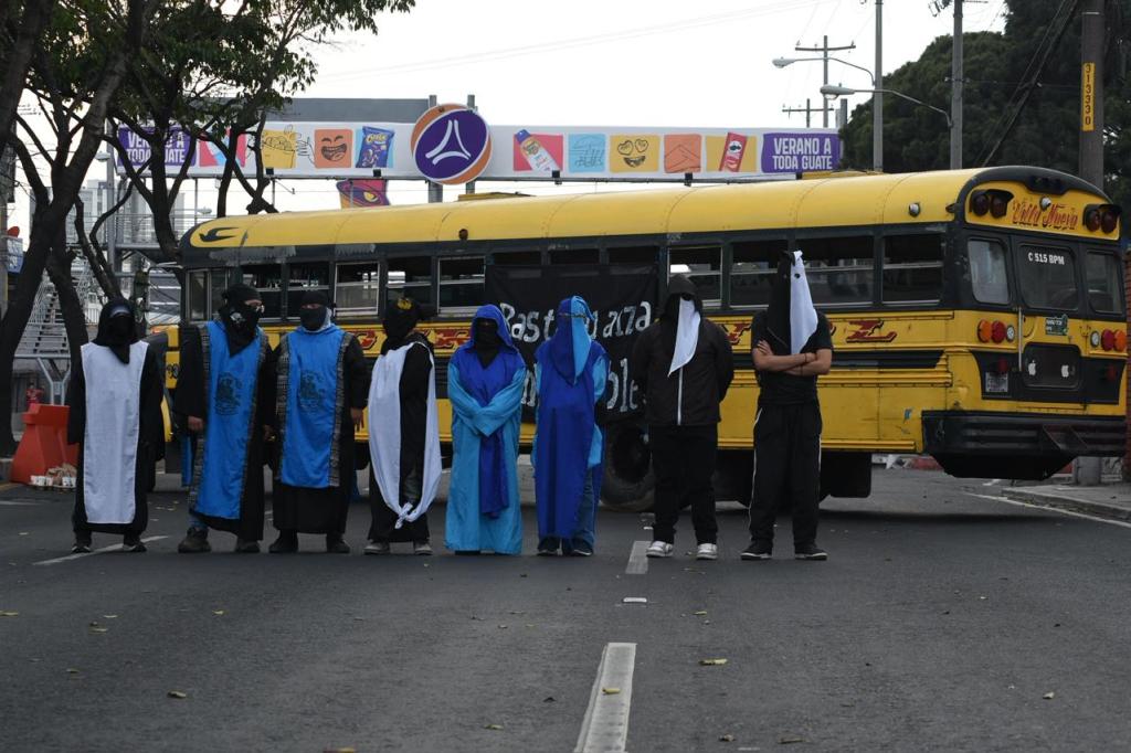 Encapuchados de la Universidad de San Carlos cierran paso en ambos sentidos de la Avenida Petapa, zona 12, en rechazo al alza al combustible. Foto La Hora: José Orozco