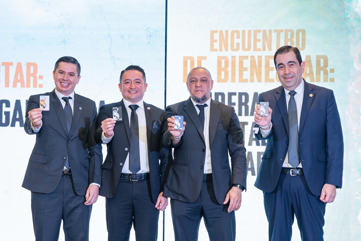 De izquierda a derecha: Jesús Pineda, gerente de clústeres estrategicos de Bantrab; Carlos Carías, director de mercadeo y comunicación de Bantrab; Roberto Carlos, exjugador y embajador del Real Madrid; Foto: Cortesía Bantrab.