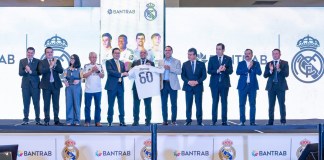 Miembros de Junta Directiva de Bantrab y representantes de Bantrab junto a Roberto Carlos durante el Encuentro de Bienestar: Liderazgo y Mentalidad Ganadora. Foto: Cortesía Bantrab.