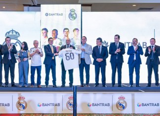 Miembros de Junta Directiva de Bantrab y representantes de Bantrab junto a Roberto Carlos durante el Encuentro de Bienestar: Liderazgo y Mentalidad Ganadora. Foto: Cortesía Bantrab.