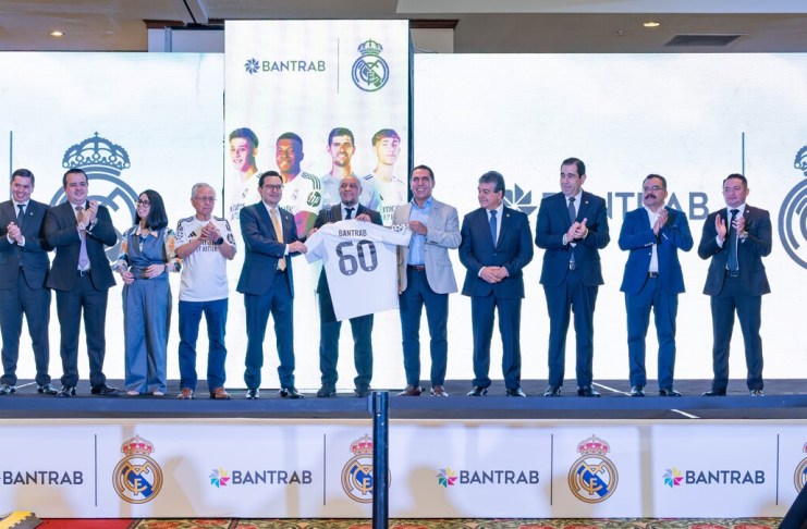 Miembros de Junta Directiva de Bantrab y representantes de Bantrab junto a Roberto Carlos durante el Encuentro de Bienestar: Liderazgo y Mentalidad Ganadora. Foto: Cortesía Bantrab.