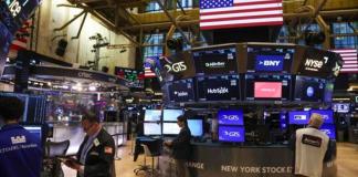 Foto de archivo de operadores trabajan en el parqué de la Bolsa de Nueva York. EFE/SARAH YENESEL