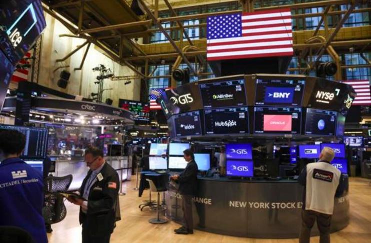 Foto de archivo de operadores trabajan en el parqué de la Bolsa de Nueva York. EFE/SARAH YENESEL