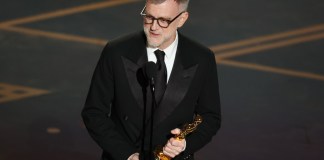 Paul Thomas Anderson habla en el escenario durante la 98.ª ceremonia anual de los Premios Óscar. Foto La Hora: EFE