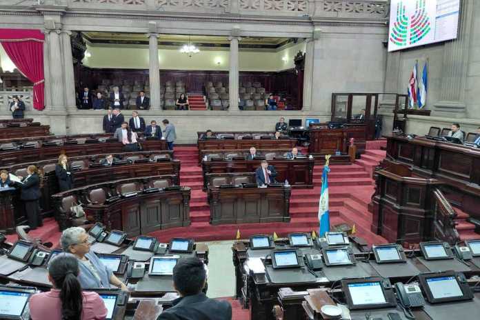 El ministro de Desarrollo Social, Abelardo Pinto, responde preguntas durante la interpelación. Foto: La Hora