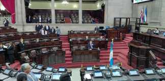 El ministro de Desarrollo Social, Abelardo Pinto, responde preguntas durante la interpelación. Foto: La Hora
