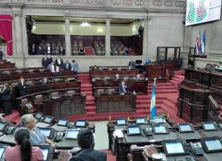 El ministro de Desarrollo Social, Abelardo Pinto, responde preguntas durante la interpelación. Foto: La Hora