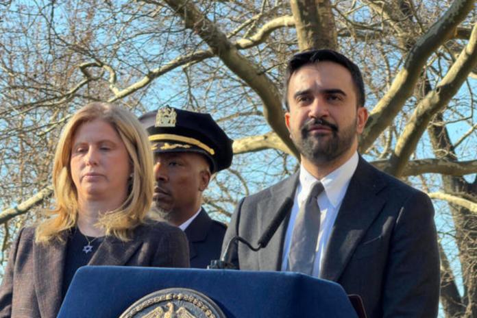El alcalde de Nueva York, Zohran Mamdani (d), habla junto a la comisionada del Departamento de Policía de (NYPD), Jessica S. Tischwith, durante una rueda de prensa en Nueva York (Estados Unidos). Foto: La Hora/ EFE/ Sarah Yáñez-Richards