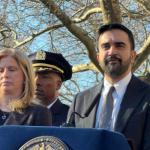 El alcalde de Nueva York, Zohran Mamdani (d), habla junto a la comisionada del Departamento de Policía de (NYPD), Jessica S. Tischwith, durante una rueda de prensa en Nueva York (Estados Unidos). Foto: La Hora/ EFE/ Sarah Yáñez-Richards