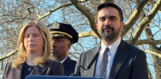 El alcalde de Nueva York, Zohran Mamdani (d), habla junto a la comisionada del Departamento de Policía de (NYPD), Jessica S. Tischwith, durante una rueda de prensa en Nueva York (Estados Unidos). Foto: La Hora/ EFE/ Sarah Yáñez-Richards