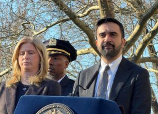 El alcalde de Nueva York, Zohran Mamdani (d), habla junto a la comisionada del Departamento de Policía de (NYPD), Jessica S. Tischwith, durante una rueda de prensa en Nueva York (Estados Unidos). Foto: La Hora/ EFE/ Sarah Yáñez-Richards