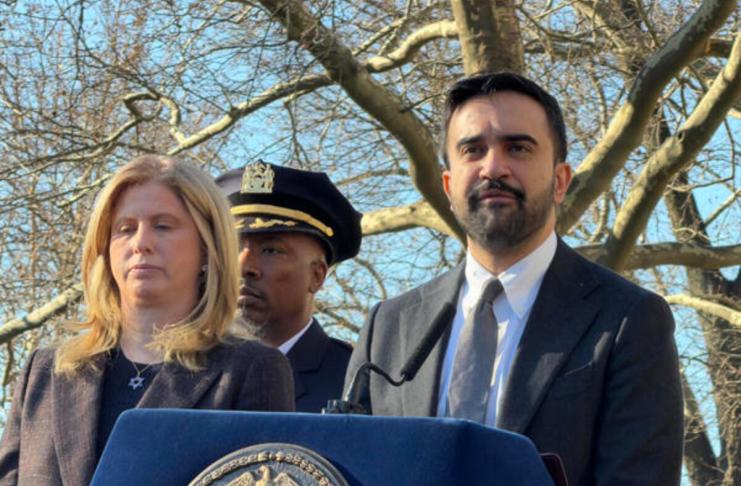 El alcalde de Nueva York, Zohran Mamdani (d), habla junto a la comisionada del Departamento de Policía de (NYPD), Jessica S. Tischwith, durante una rueda de prensa en Nueva York (Estados Unidos). Foto: La Hora/ EFE/ Sarah Yáñez-Richards