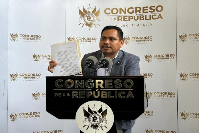 El diputado José Chic presenta amparo para que se garantice la elección y designación de fiscal general por el presidente Bernardo Arévalo. Foto: Cortesía