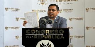 El diputado José Chic presenta amparo para que se garantice la elección y designación de fiscal general por el presidente Bernardo Arévalo. Foto: Cortesía