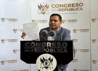 El diputado José Chic presenta amparo para que se garantice la elección y designación de fiscal general por el presidente Bernardo Arévalo. Foto: Cortesía