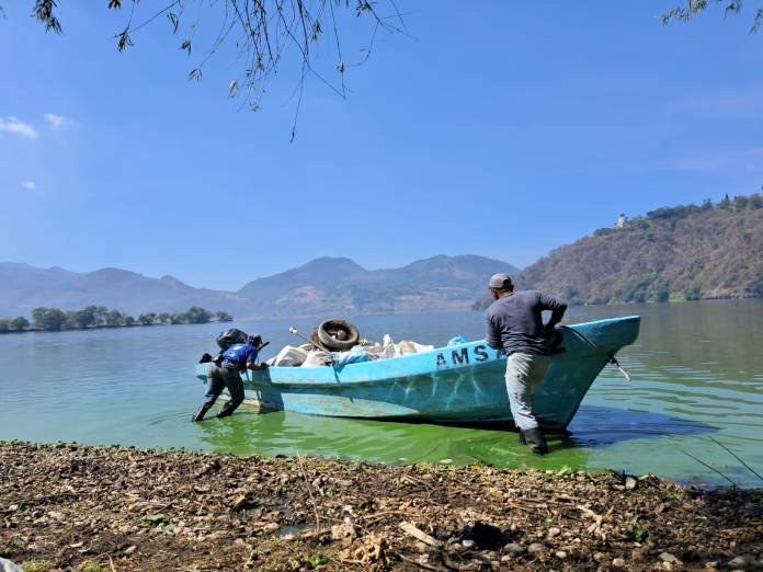 Extracción de residuos, desechos sólidos y plantas acuáticas, del lago de Amatitlán. Foto La Hora: AMSA.