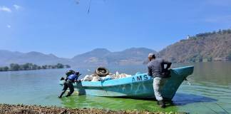 Extracción de residuos, desechos sólidos y plantas acuáticas, del lago de Amatitlán. Foto La Hora: AMSA.