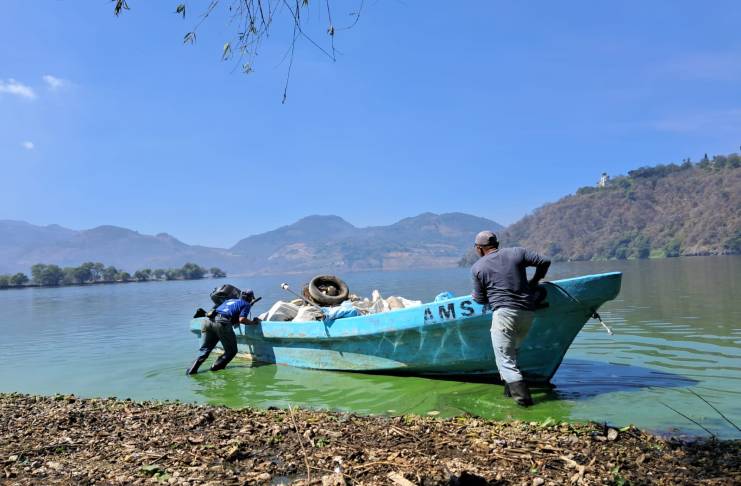 Extracción de residuos, desechos sólidos y plantas acuáticas, del lago de Amatitlán. Foto La Hora: AMSA.